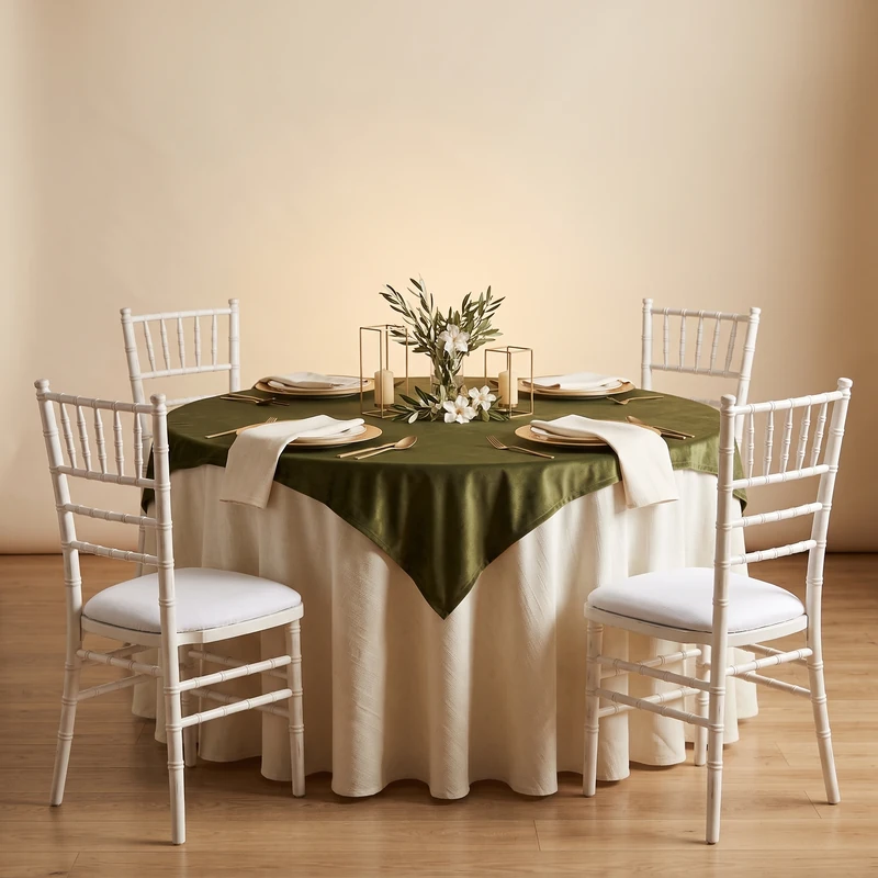 Mesa redonda vestida con mantelería y sillas Chiavari